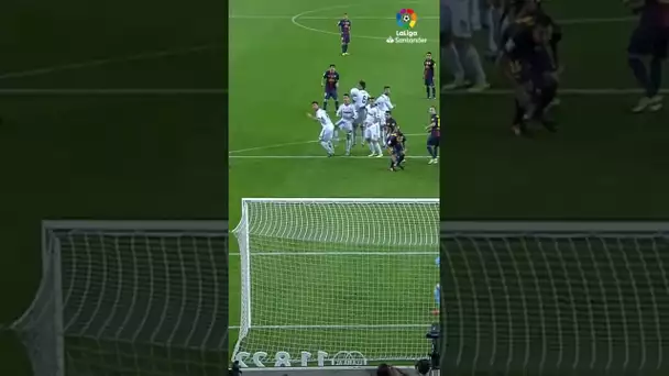 Amazing free kick goal, Messi! 😎 🎯  #shorts #laligasantander #elclasico #realmadrid #fcbarcelona