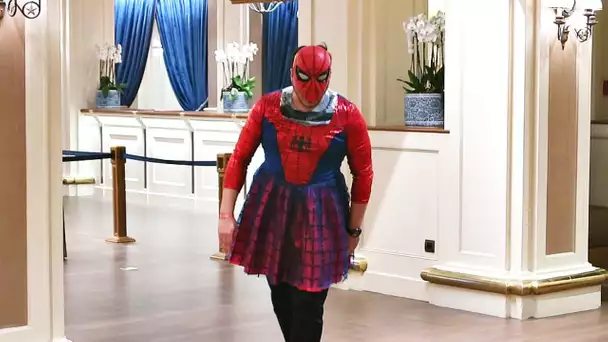 Il ME DIT OUI À TOUT PENDANT 24H ... IL SE DÉGUISE EN SPIDERWOMAN DANS L’´HOTEL ... JE LE RUINE !