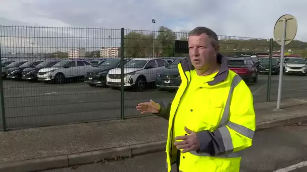 L'usine Stellantis du site Sochaux-Montbéliard, en manque de chauffeurs, stocke des voitures neuves.