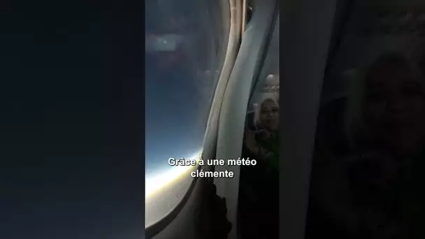 Des voyageurs admirent l'éclipse totale depuis un avion