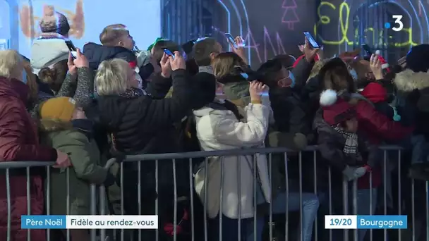 Dijon : la descente du Père Noël du haut de la tour Philippe le Bon