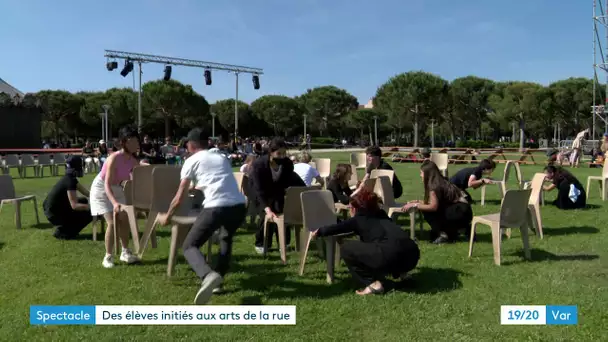 Spectacle : des élèves jouent aux chaises musicales à La Seyne-sur-Mer