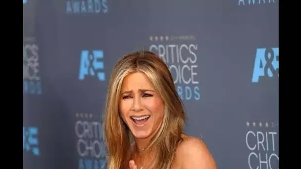 Jennifer Aniston : la star de "Friends" s'affiche sans maquillage et seins nus sur...