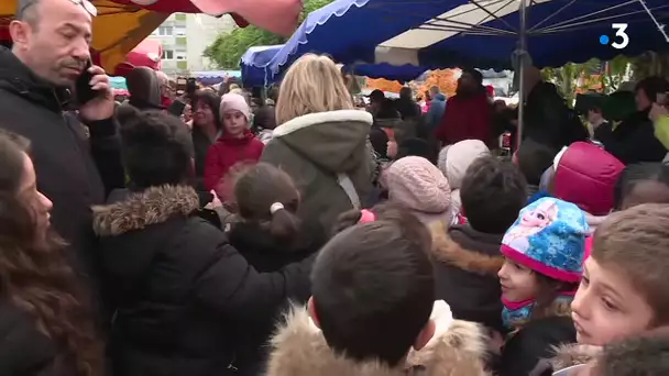 Nantes : Royal de Luxe à Bellevue, même sans auto, Mémé Rodéo fait son marché