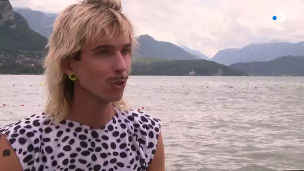 Le chanteur aux 30 millions de vues Téo Lavabo tourne un nouveau clip sur les berges du lac d'Annecy