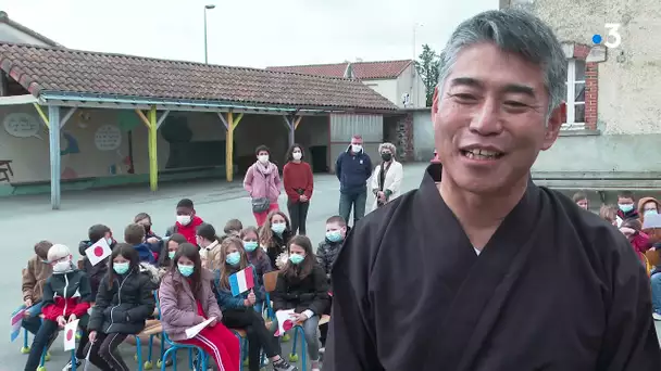 Vendée Globe 2020-2021 : le skipper Kojiro Shiraishi ramène leur mascotte à des écoliers vendéens