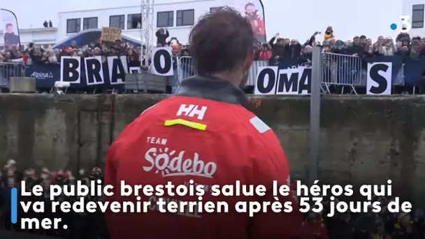 Le public brestois salue le héros qui va redevenir terrien après 53 jours de mer.