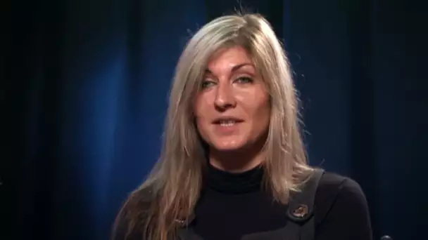 Désespérée, Sandra fait appel à une médium...