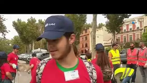 Des jeunes nettoient le centre-ville de Narbonne à l'occasion du World Clean Up Day