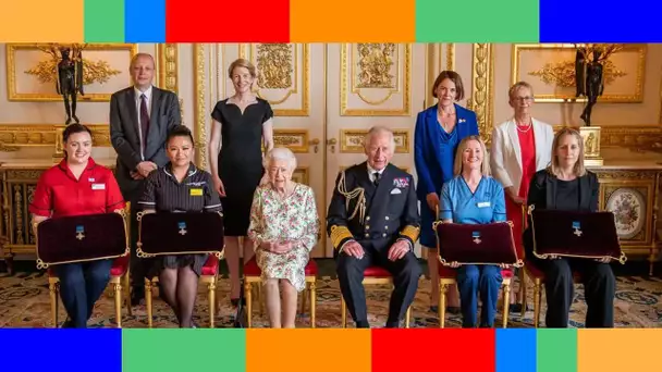 Elizabeth II souriante et sans canne pour une cérémonie émouvante dans les salons de Windsor