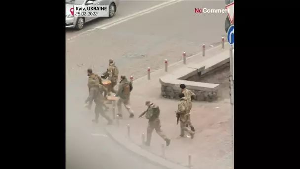 No Comment : des militaires ukrainiens mobilisés en plein centre de Kiev