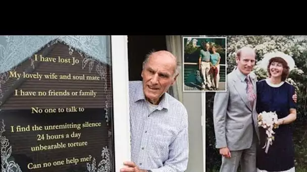 Un homme âgé place une affiche à sa fenêtre et cherche des amis après le décès de sa femme