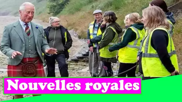 Le prince Charles enfile un kilt alors qu'il rencontre des bénévoles du nettoyage des plages lors d'