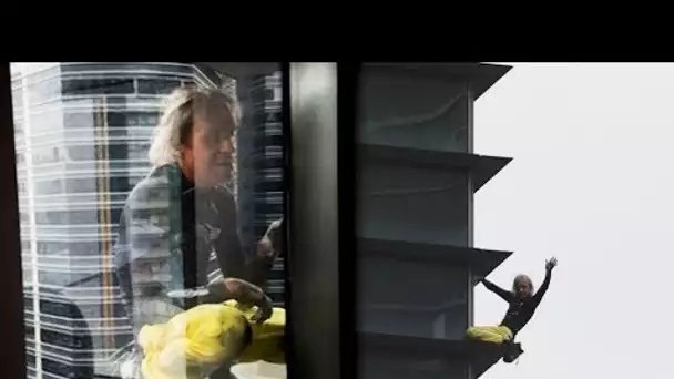 Le "Spiderman français" Alain Robert escalade un nouvel immeuble