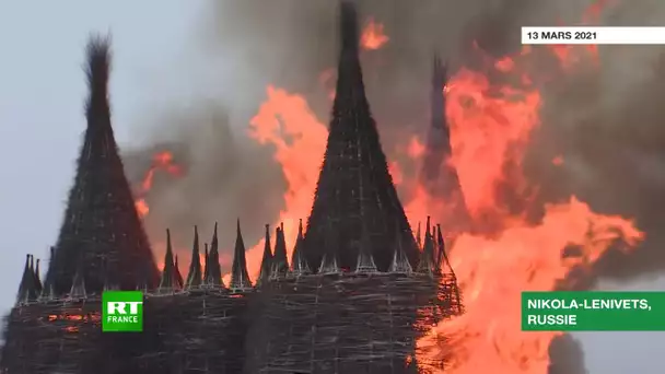 Des Russes brûlent la réplique d’un château pour fêter Maslenitsa et dire adieu au Covid-19
