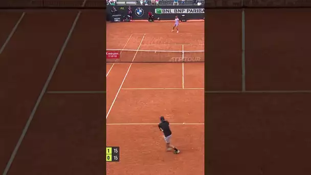 😳 Nadal tombe en plein échange puis remporte le point ! #shorts