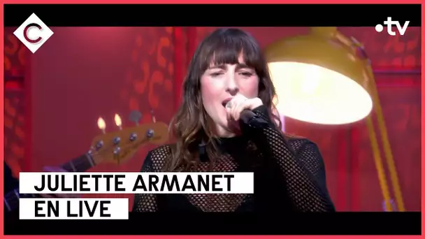 Juliette Armanet en live sur la scène de C à vous - 08/11/2022