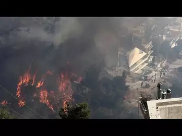 Incendie maîtrisé en banlieue sud d'Athènes, les habitants évacués rejoignent leur domicile
