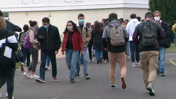 Réactions des étudiants à Poitiers après les dernières annonces d'Emmanuel Macron