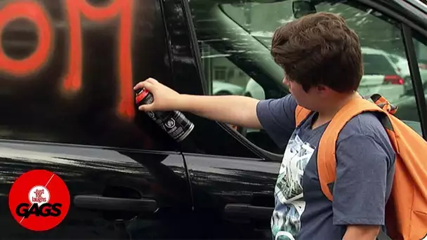 Un enfant fait des graffitis sur la voiture de sa mère | Juste Pour Rire les Gags