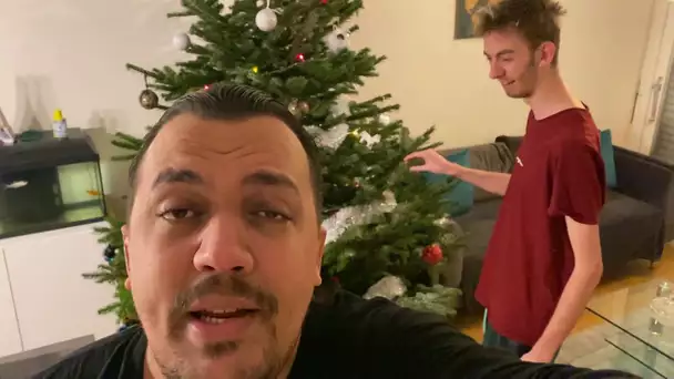 KENNY FAIS UN RITUEL DEVANT UN SAPIN DE NOEL