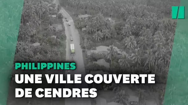 Une ville des Philippines recouverte de cendres après une éruption volcanique