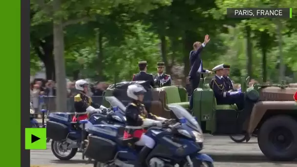 Emmanuel Macron remonte les Champs-Elysées à bord d’un «command car»