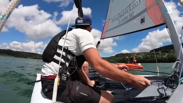 Page été : faire du catamaran sur le lac Saint-Point