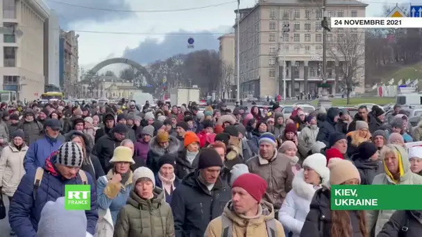 Ukraine : des centaines de personnes manifestent contre la vaccination obligatoire à Kiev