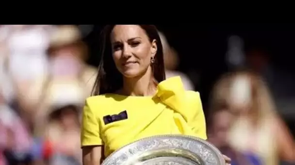 Kate mise dans une position délicate alors que la duchesse présente le trophée de Wimbledon au vainq