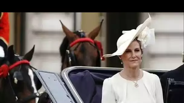 Sophie a l'air glamour dans une robe crème Beulah London à 695 £ pour Trooping the Colour aujourd'hu