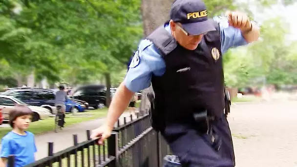 Un policier essaie d'aider...