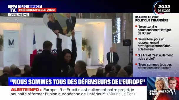 Une militante avec une photo de Le Pen et de Poutine trainée au sol lors d'une conférence de presse