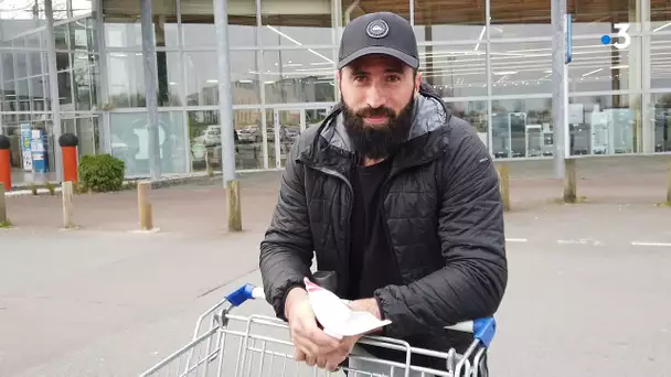 Client prenant un masque pour faire ses courses, jeudi 19 mars proche de Rennes