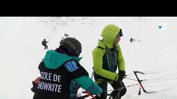 Hautes-Alpes : les moniteurs de snowkite se forment au col du Lautaret