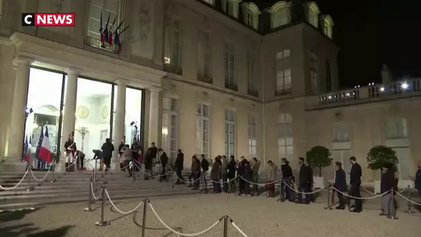 Paris : une foule d'anonymes rend hommage à Jacques Chirac sur le perron de l'Elysée