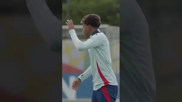 🥳 Les Espagnols célèbrent l'anniversaire de Lamine YAMAL à l'entraînement ! #shorts