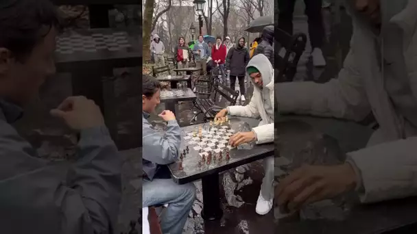 Wemby pulled up to play chess with people in the park in NYC! ♟️🗽
