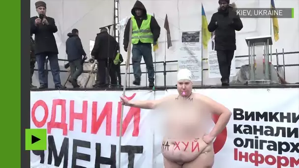 Une femme se met nue à Kiev pour demander le départ de Saakachvili et Porochenko
