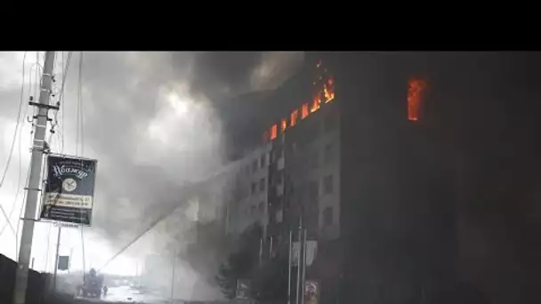 Spectaculaire incendie à Kiev après un bombardement russe