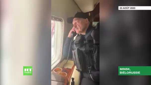 Loukachenko sort de son hélicoptère arme à la main avec un gilet pare-balle