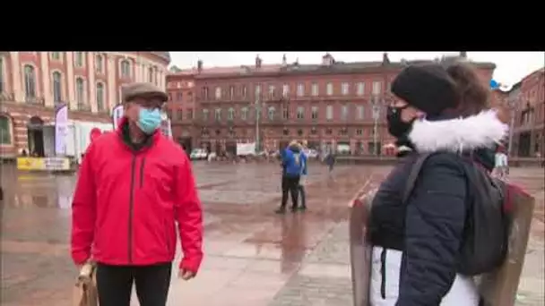 Toulouse : une étudiante en recherche de stage interpelle les passants place du Capitole