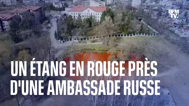 L'étang face à l'ambassade russe à Vilnius teint en rouge en protestation des crimes en Ukraine