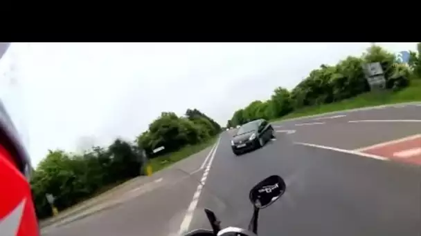 Pour l'exemple: une mère montre la vidéo de l'accident mortel de son fils motard