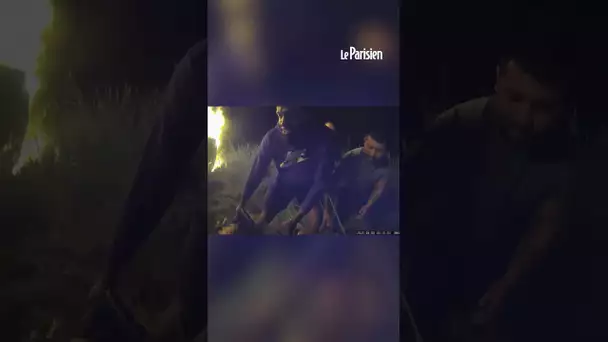 La police délivre une femme de sa voiture en flammes