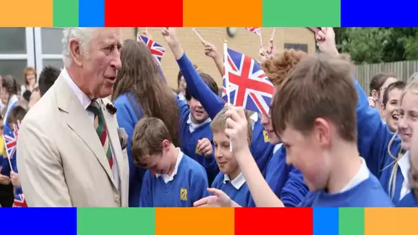 Le prince Charles gâté par des enfants  les adorables images