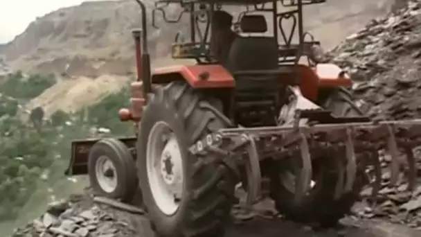 La montagne s'écroule sur la route devant eux