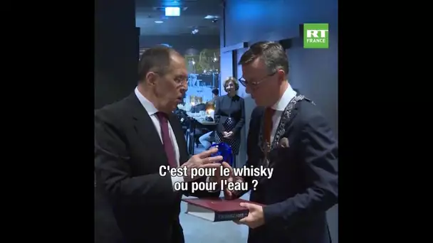 Eau ou whisky ? un cadeau multi-usage pour Sergueï Lavrov en Norvège