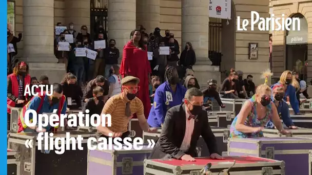 L’action « flight case » des intermittents du spectacle devant le théâtre de l’Odéon