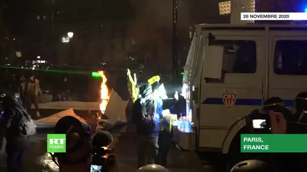 Loi Sécurité globale : un Gilet jaune tente de faire barrage au canon à eau, à Paris